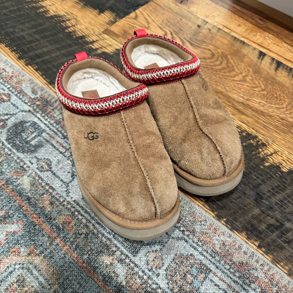UGG Kids Tan Slippers with Red Accent Tasman kids youth size 5